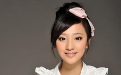 女生迈开腿让男生打扑克